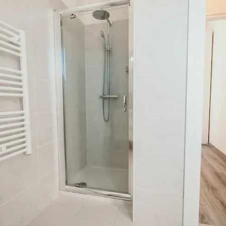 Al 13 Rosso - Lakeside Leisure & Business Apartment